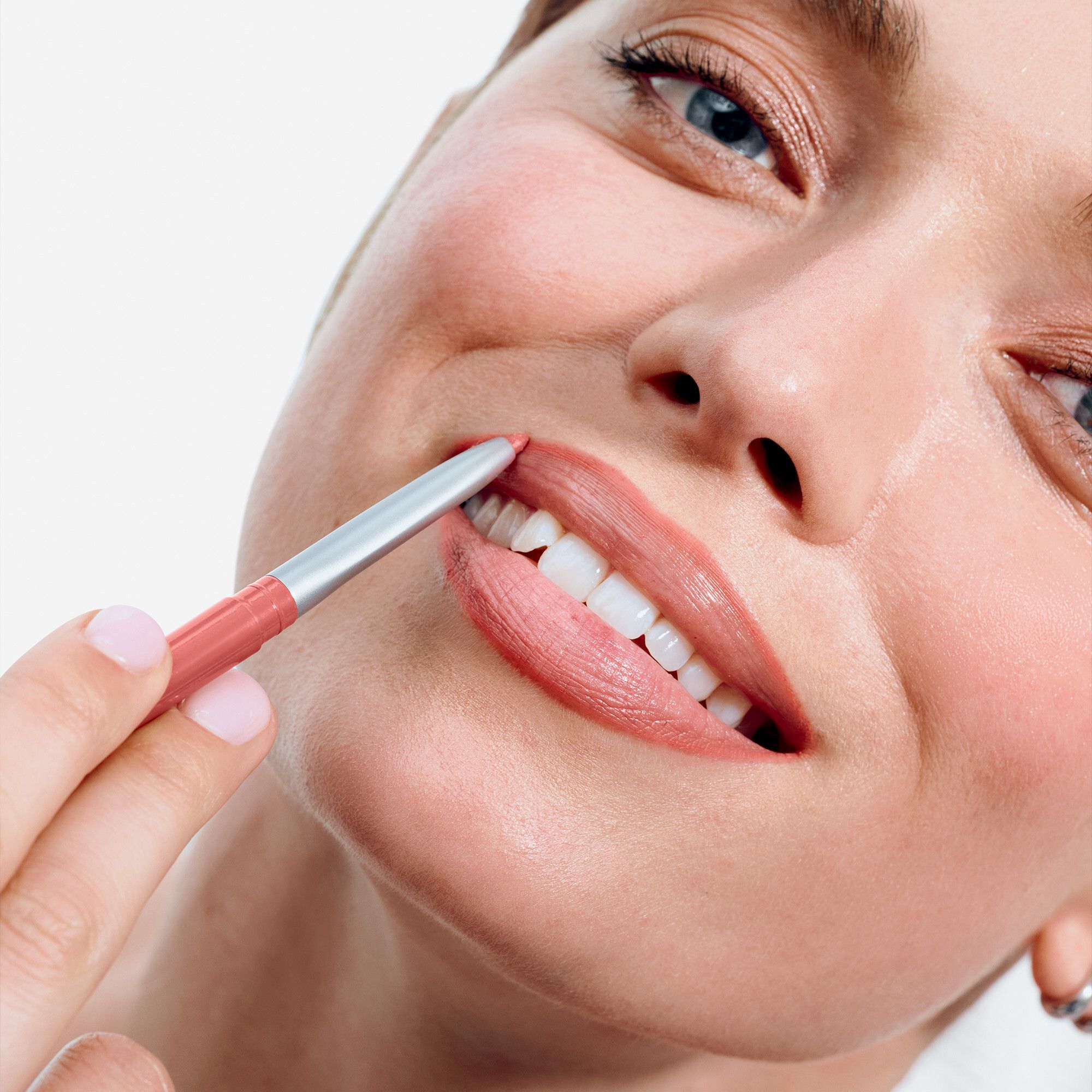 Femme appliquant Clinique Quickliner™ For Lips. Gros plan, produit en cours d'utilisation.