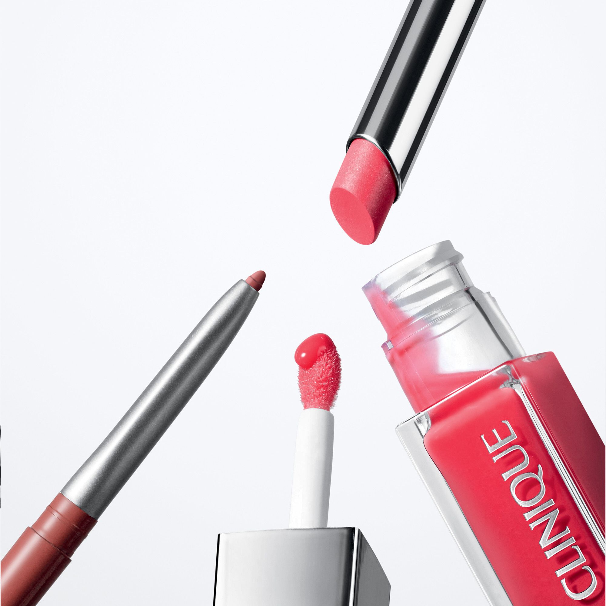 Produits Clinique : rouge à lèvres, gloss et Quickliner™. Différentes formes et couleurs.