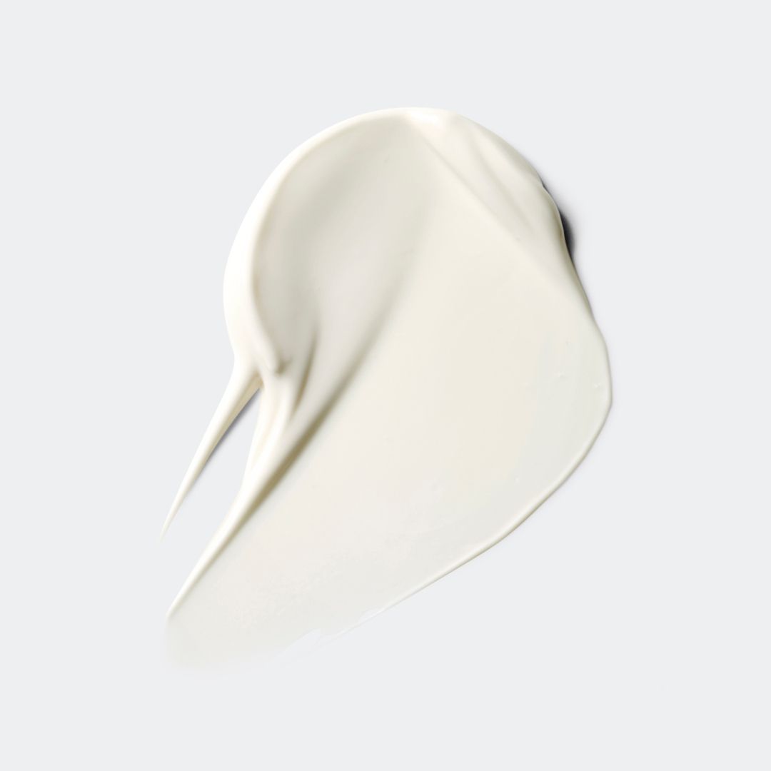 Éclaboussure de crème solaire. Texture crémeuse blanche. Sur fond clair.