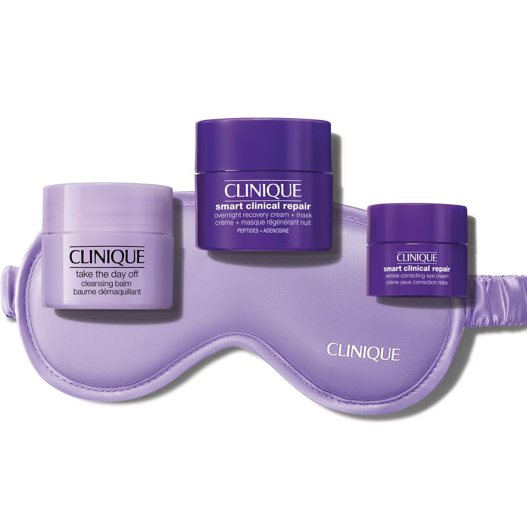Kit Clinique Overnight 3st. Trois crèmes en pots violets et un masque de sommeil. Noms de produits visibles.