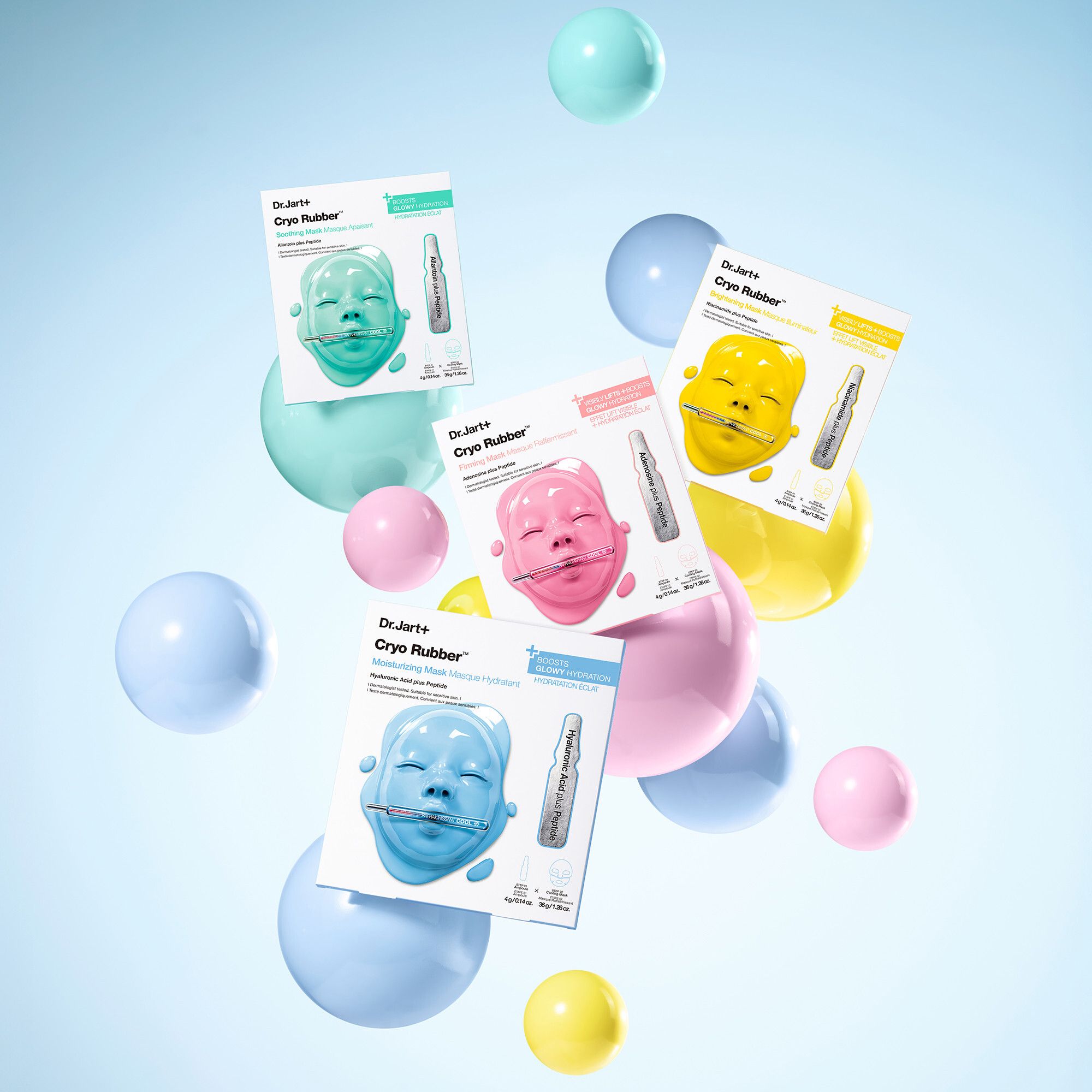 Plusieurs emballages de Dr.Jart+ Cryo Rubber™ Brightening Mask flottent dans l'air. Différentes couleurs.