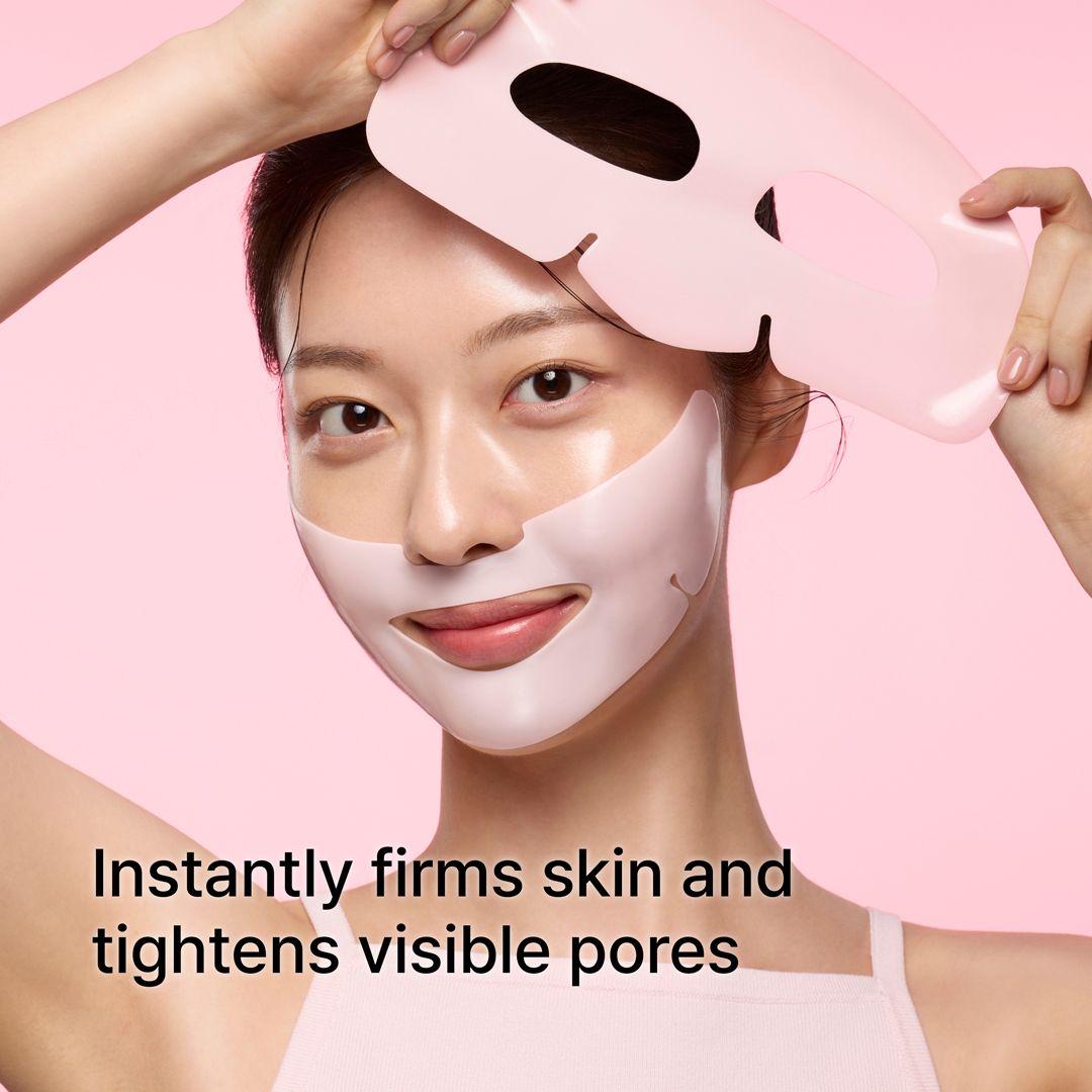Femme tenant un masque facial rose. Texte: Instantly firms skin and tightens visible pores.
