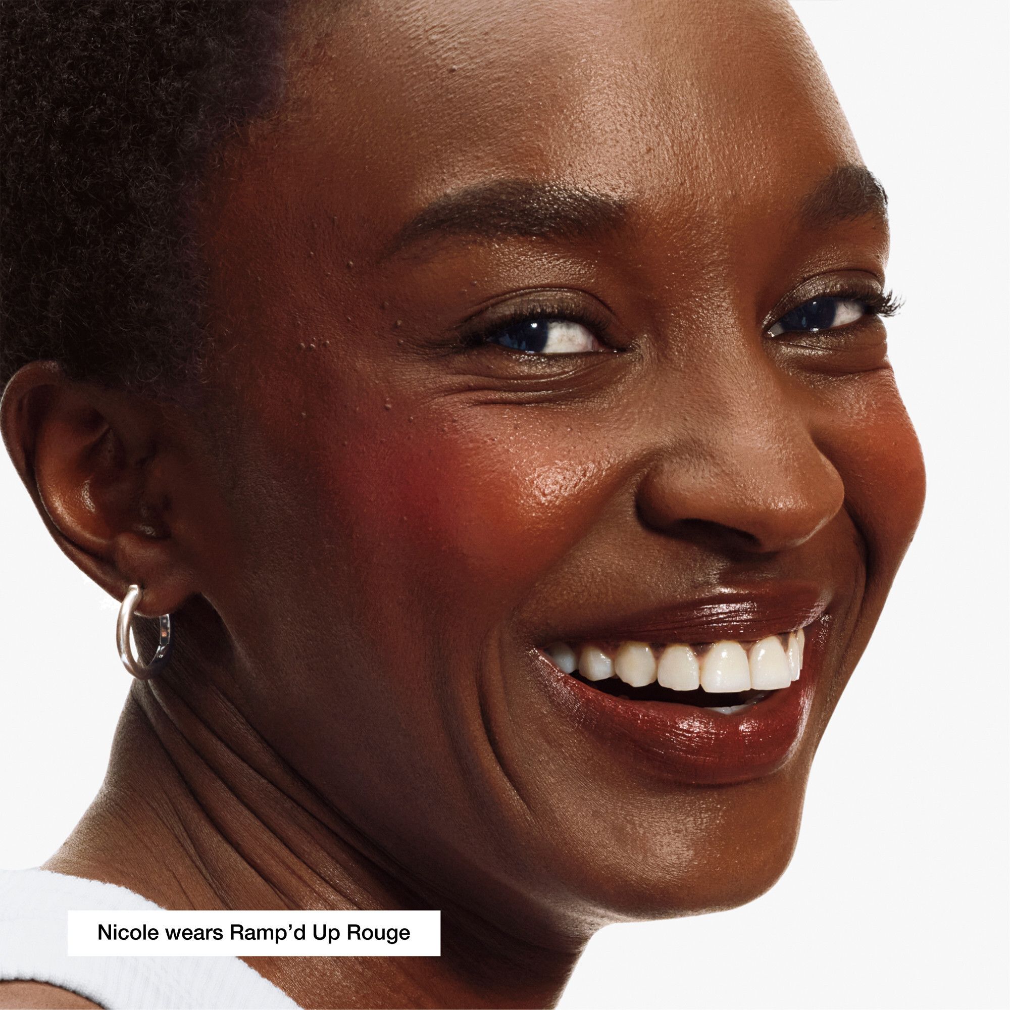 Femme avec blush. Nom du produit 'Ramp'd Up Rouge' visible. Marque non mentionnée.