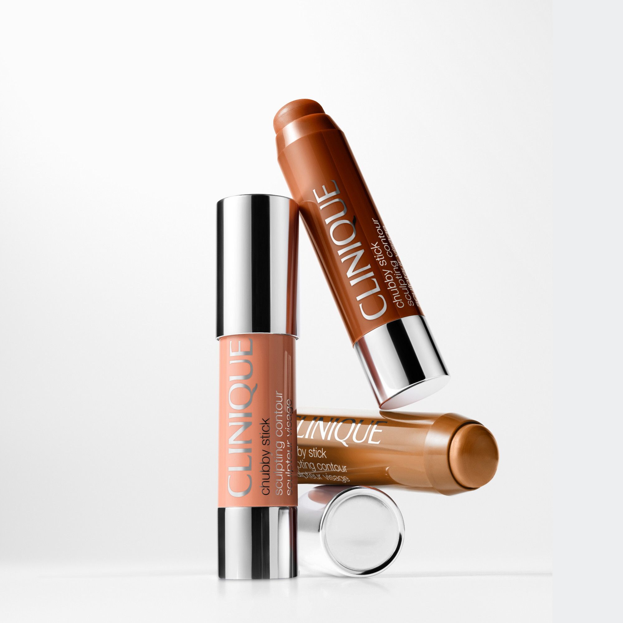 Trois Clinique Chubby Stick™ Contour sculptant. Différentes couleurs. Bouchons argentés.
