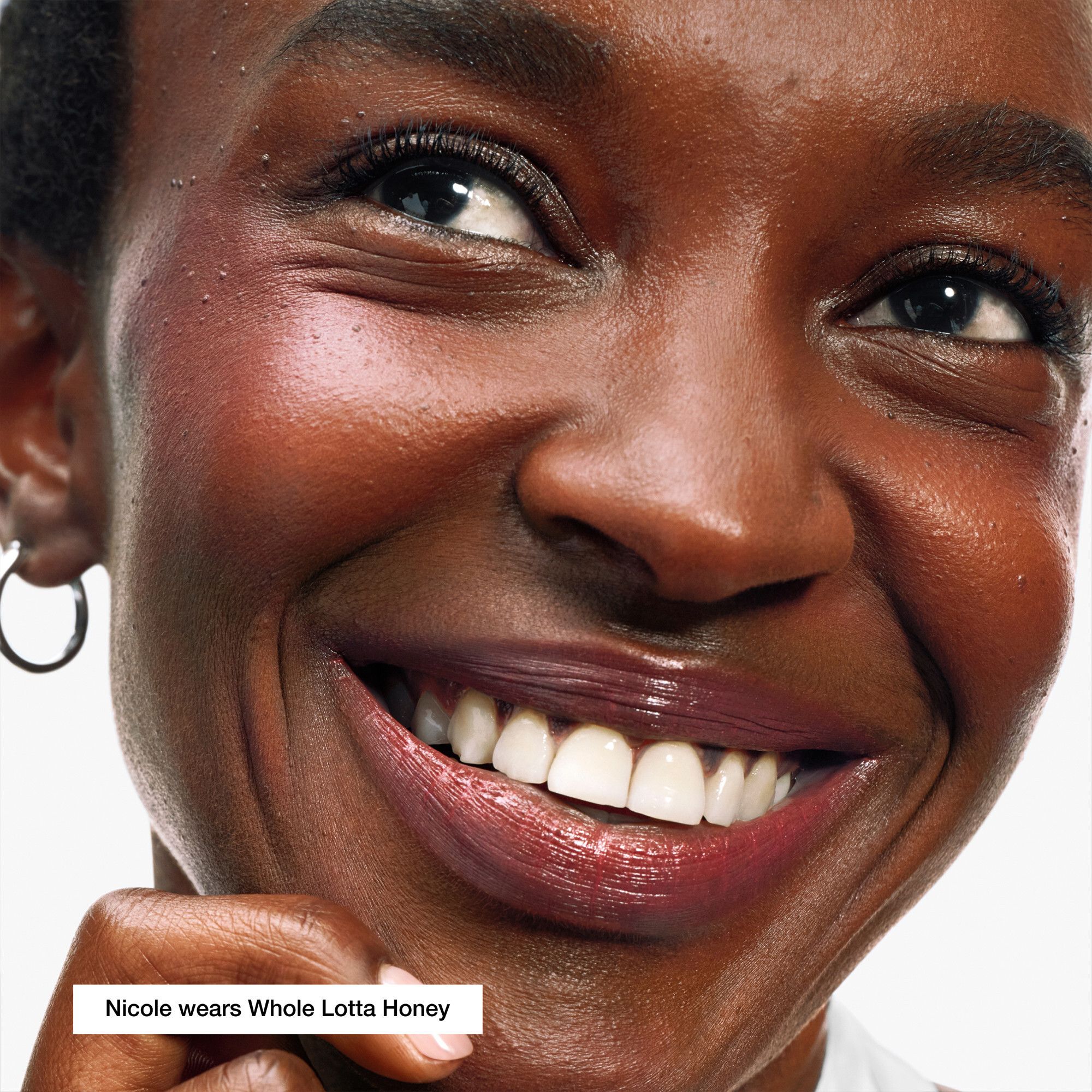Femme avec rouge à lèvres Whole Lotta Honey. Texte: Nicole wears Whole Lotta Honey.