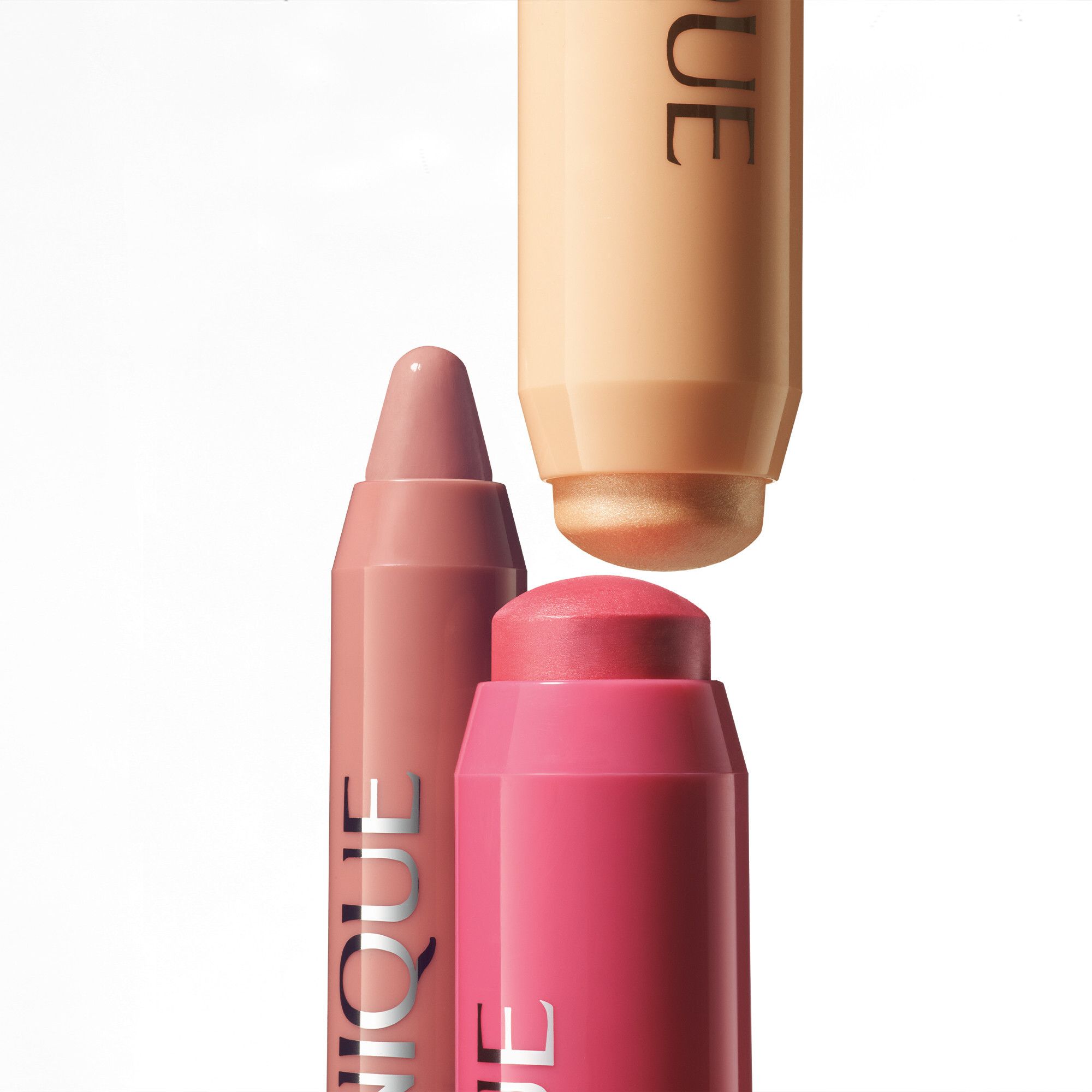 Trois Clinique Chubby Sticks. Rose, beige clair et rose. Noms de produits et marque visibles.