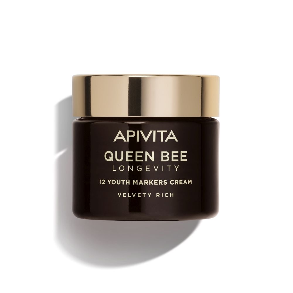 Pot de crème. Inscription: Apivita Queen Bee Longevity. 12 Youth Markers Cream. Couvercle doré, pot brun.