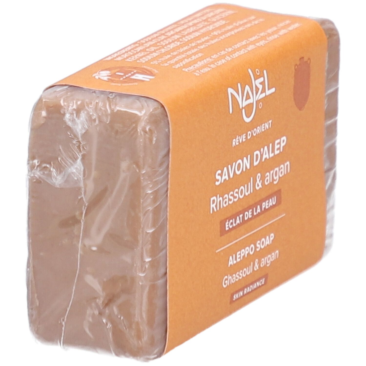 Savon rectangulaire emballé. Bande orange avec nom du produit et logo.