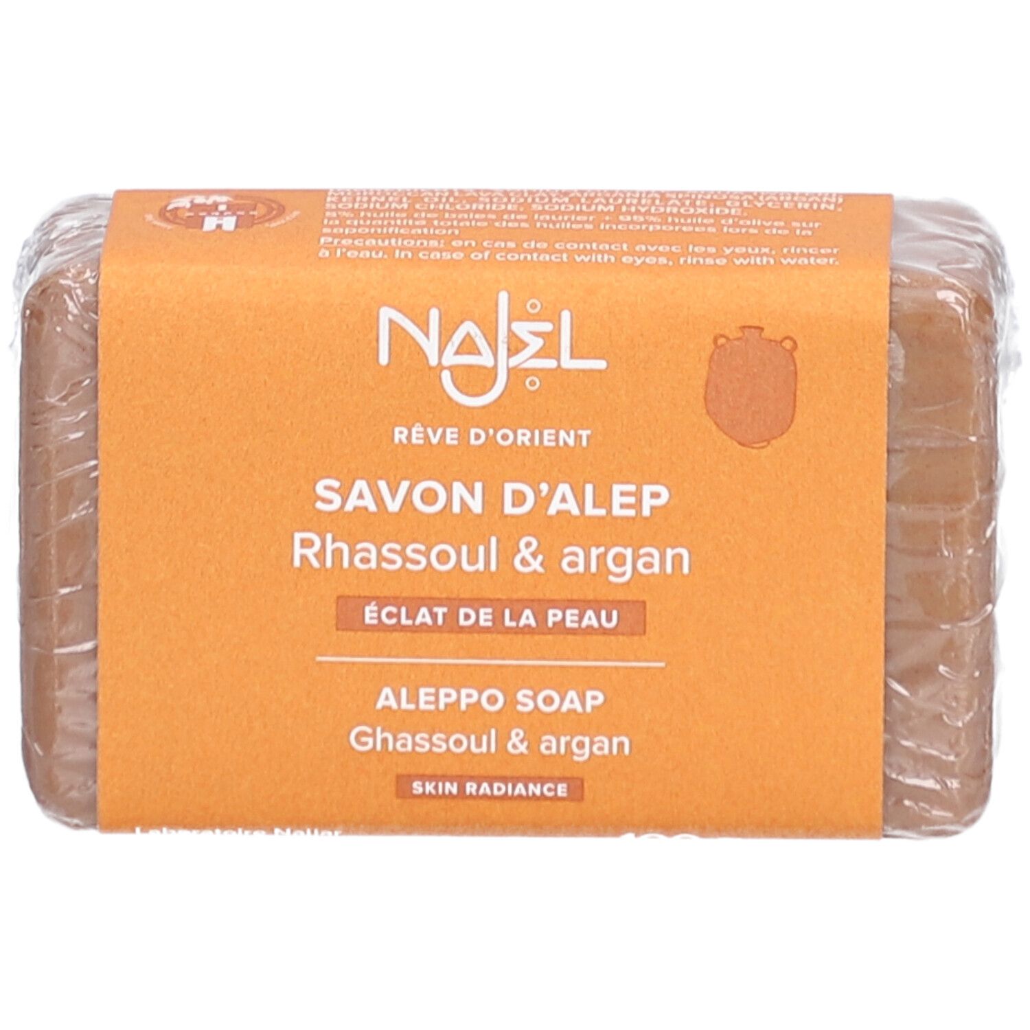 Savon rectangulaire emballé. Bande orange avec nom du produit et logo.