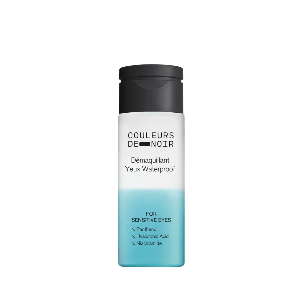 Femme se démaquillant avec un coton, flacon de produit à côté.