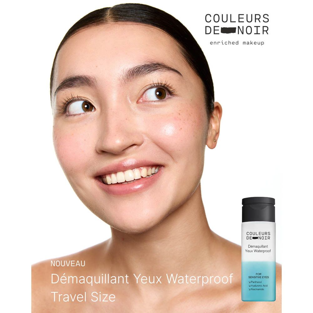 Femme utilisant un coton pour nettoyer son œil, flacon de produit à côté.