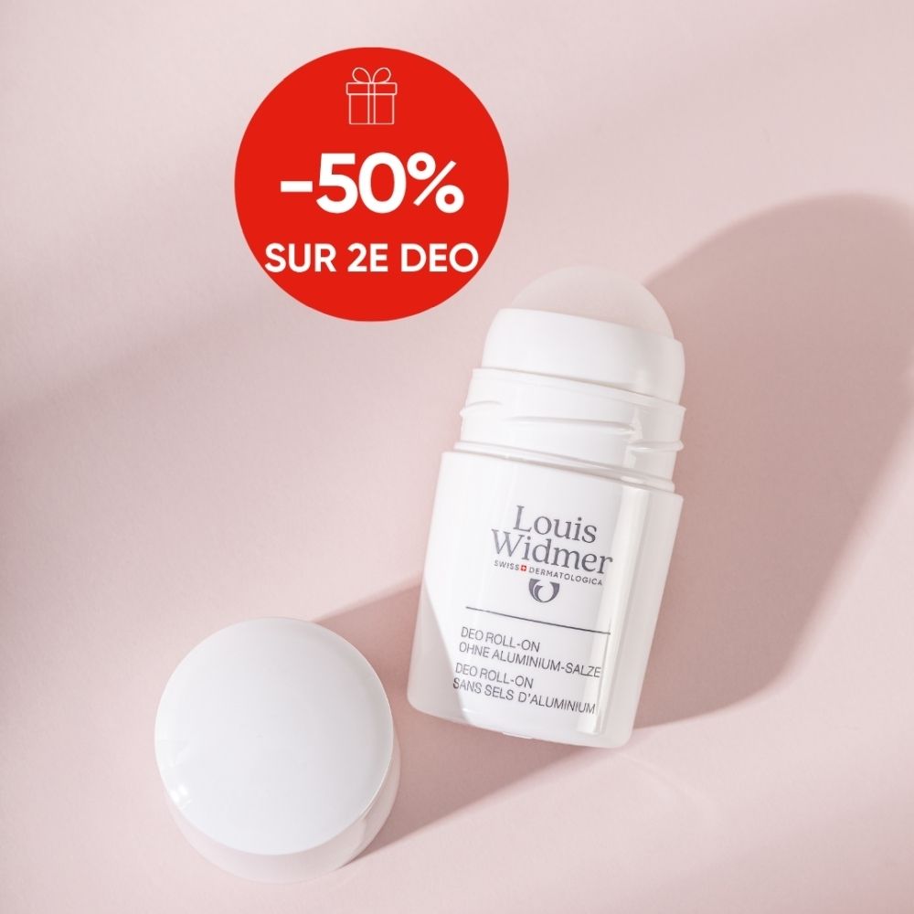 Flacon déodorant roll-on Louis Widmer blanc, bouchon ouvert. Contient des sels d'aluminium.