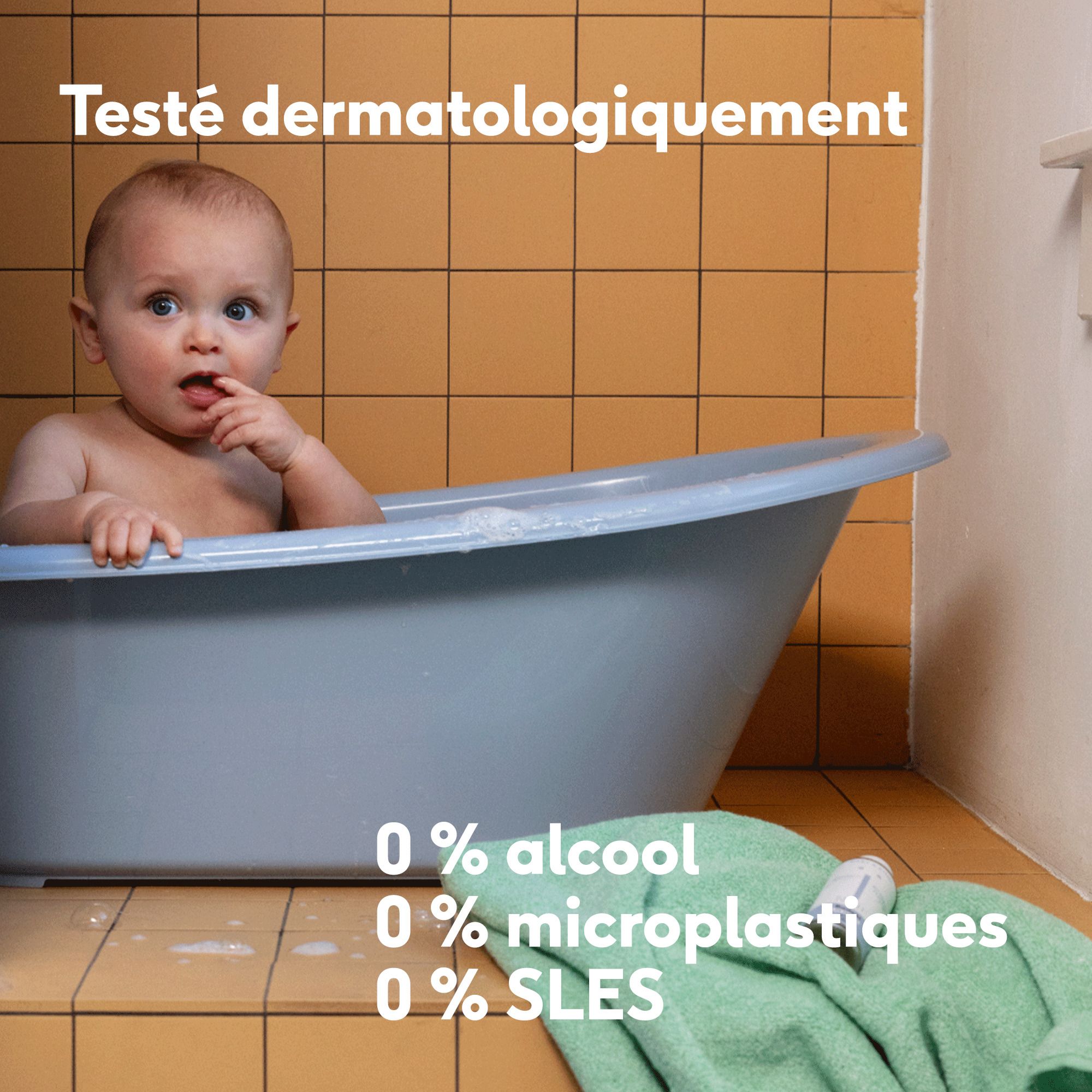 Bébé dans une baignoire. Texte : Testé dermatologiquement. 0% alcool, microplastiques, SLES. Fond jaune.