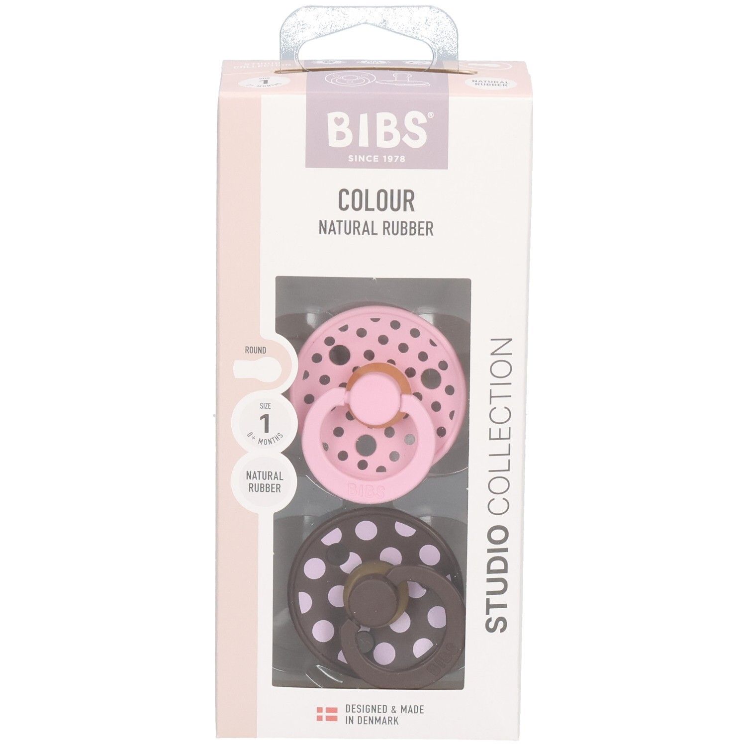 Emballage de deux sucettes. Rose et marron à pois blancs. Marque : BIBS. Fenêtre transparente.
