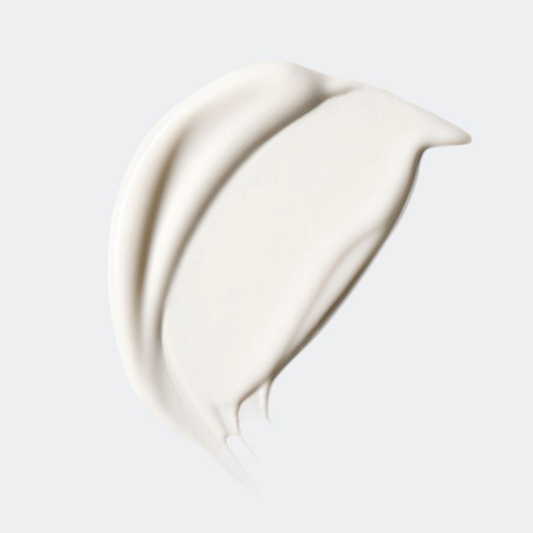 Trace de crème blanche sur fond clair.