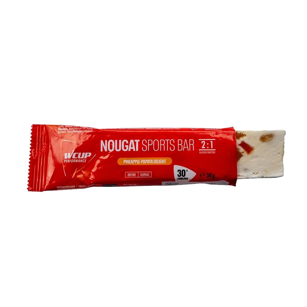 Barre Wcup Nougat Sports Bar, partiellement déballée, avec des morceaux d'ananas et de papaye.