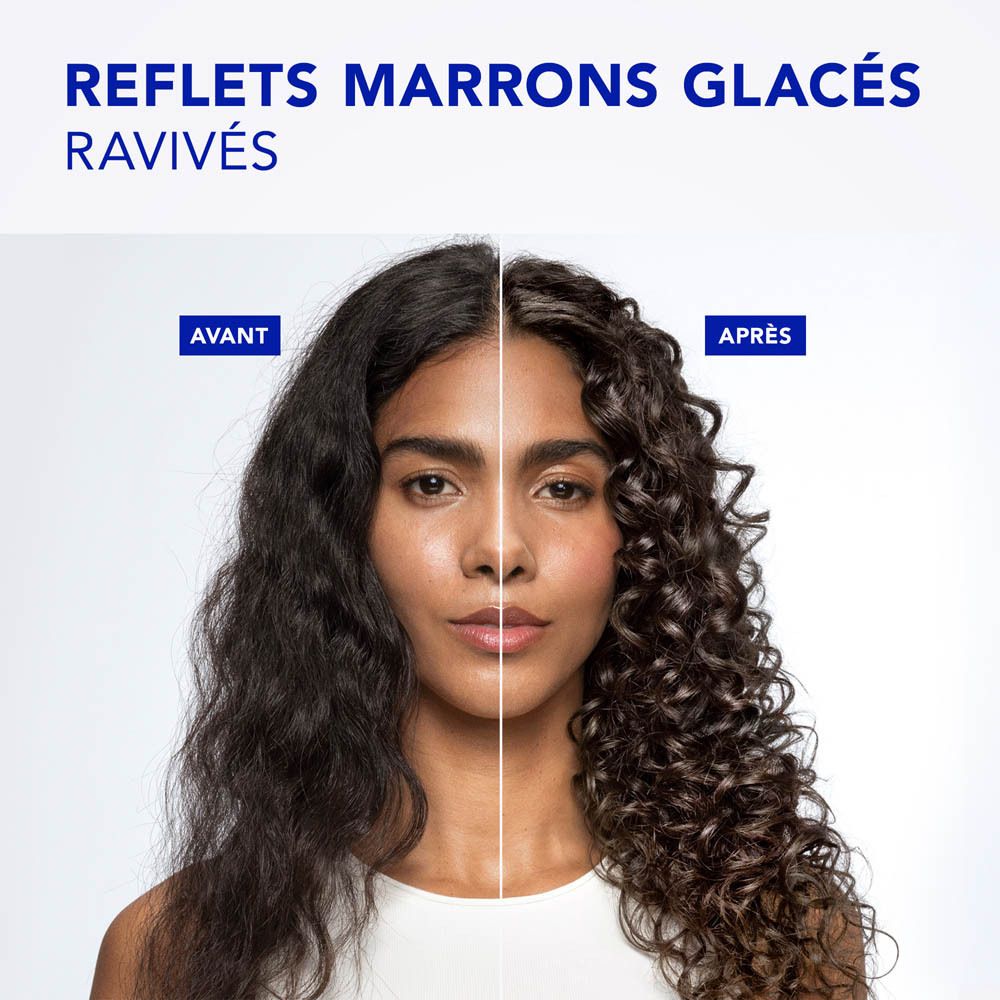 Comparaison avant-après d'une femme aux cheveux foncés. Avant : cheveux lisses. Après : cheveux bouclés aux reflets bruns.