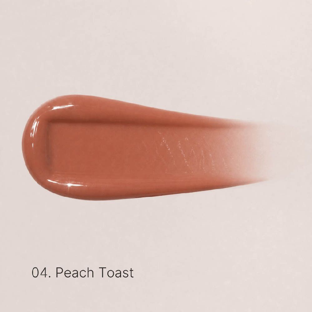 Application de gloss à lèvres couleur pêche sur fond clair.