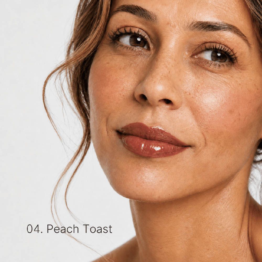 Gros plan d'une femme aux lèvres brillantes couleur pêche. Texte : 04. Peach Toast.