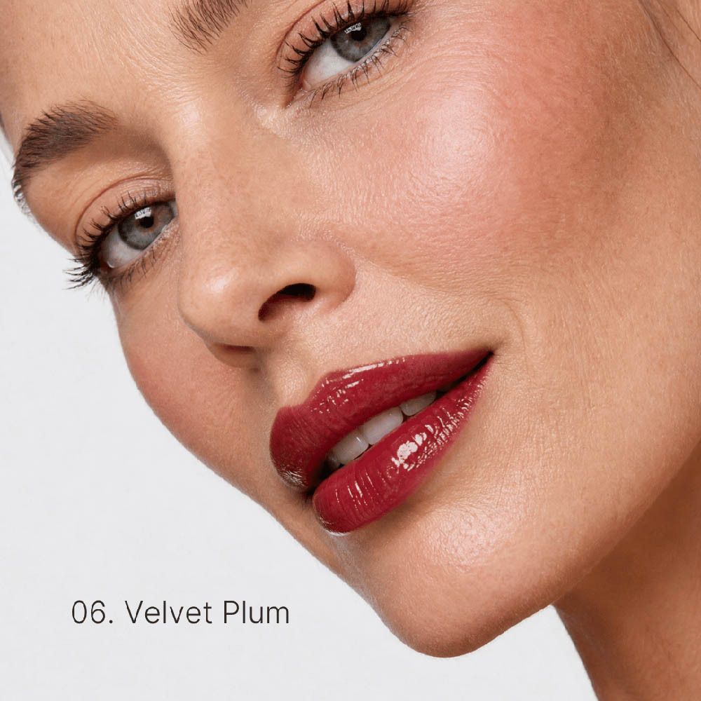 Échantillon de couleur du Couleurs de Noir Peptide Lip Glaze 06 Velvet Plum sur fond clair.