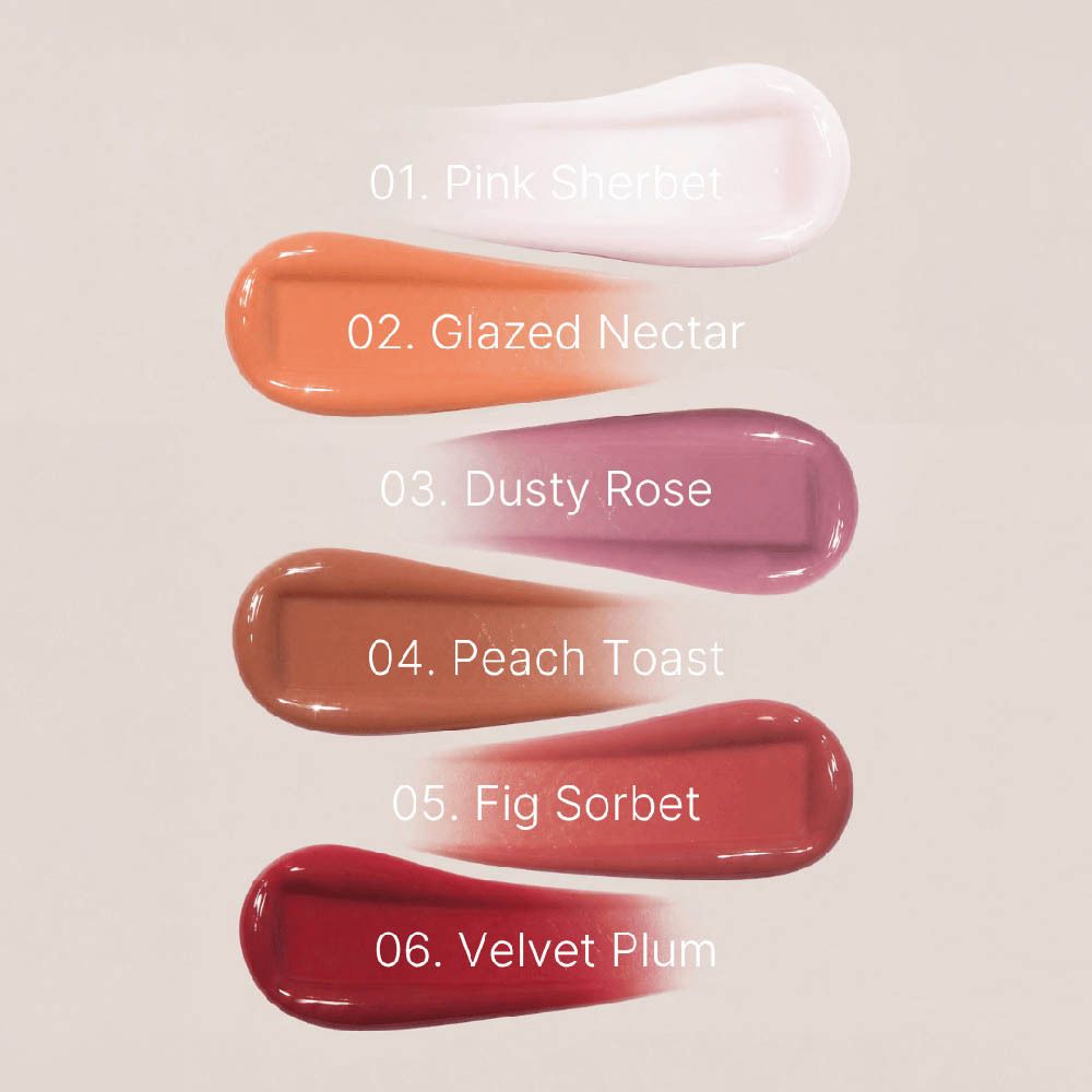 Look de maquillage des lèvres avec Couleurs de Noir Peptide Lip Glaze 06 Velvet Plum.