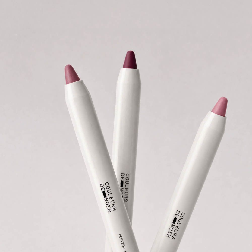 Crayon à lèvres avec inscription 'COULEURS DE NOIR' et 'PEPTIDE LIP CONTOUR 01'.