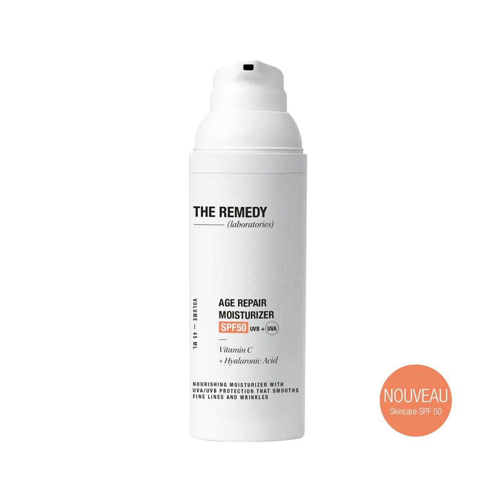 Flacon blanc avec pompe, 45 ml. Contient de la vitamine C et de l'acide hyaluronique.