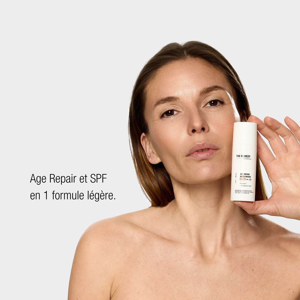 Flacon blanc avec pompe, 45 ml. Contient de la vitamine C et de l'acide hyaluronique.
