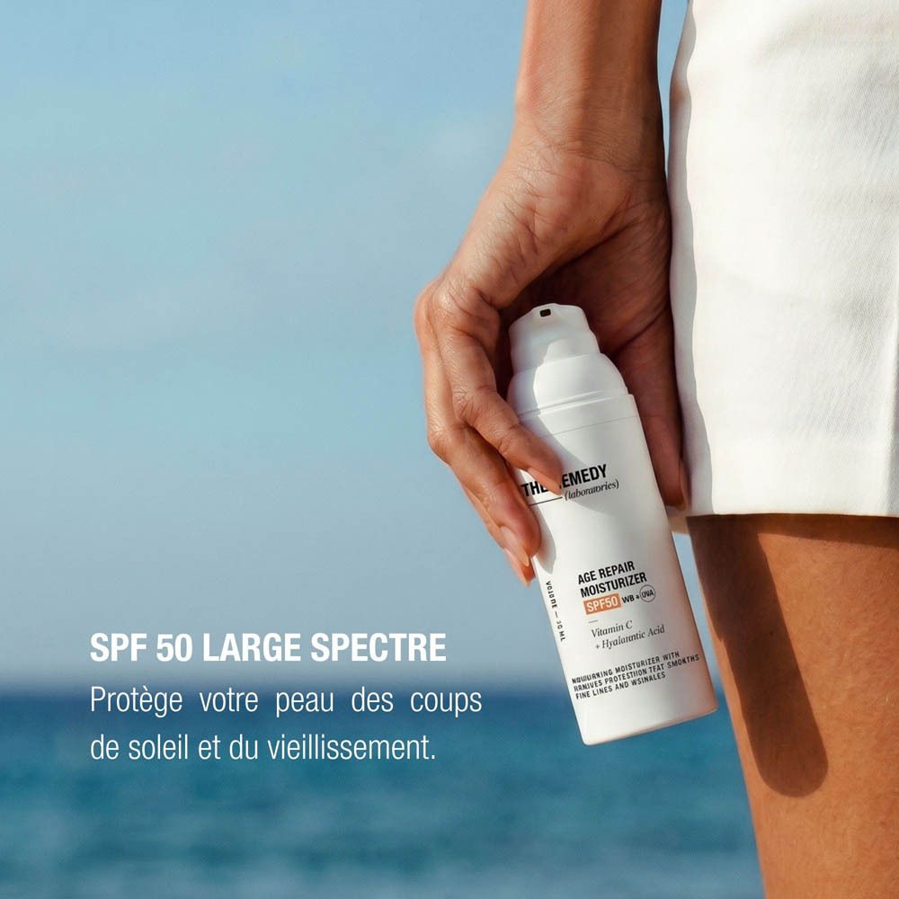 Flacon blanc avec pompe, 45 ml. Contient de la vitamine C et de l'acide hyaluronique.
