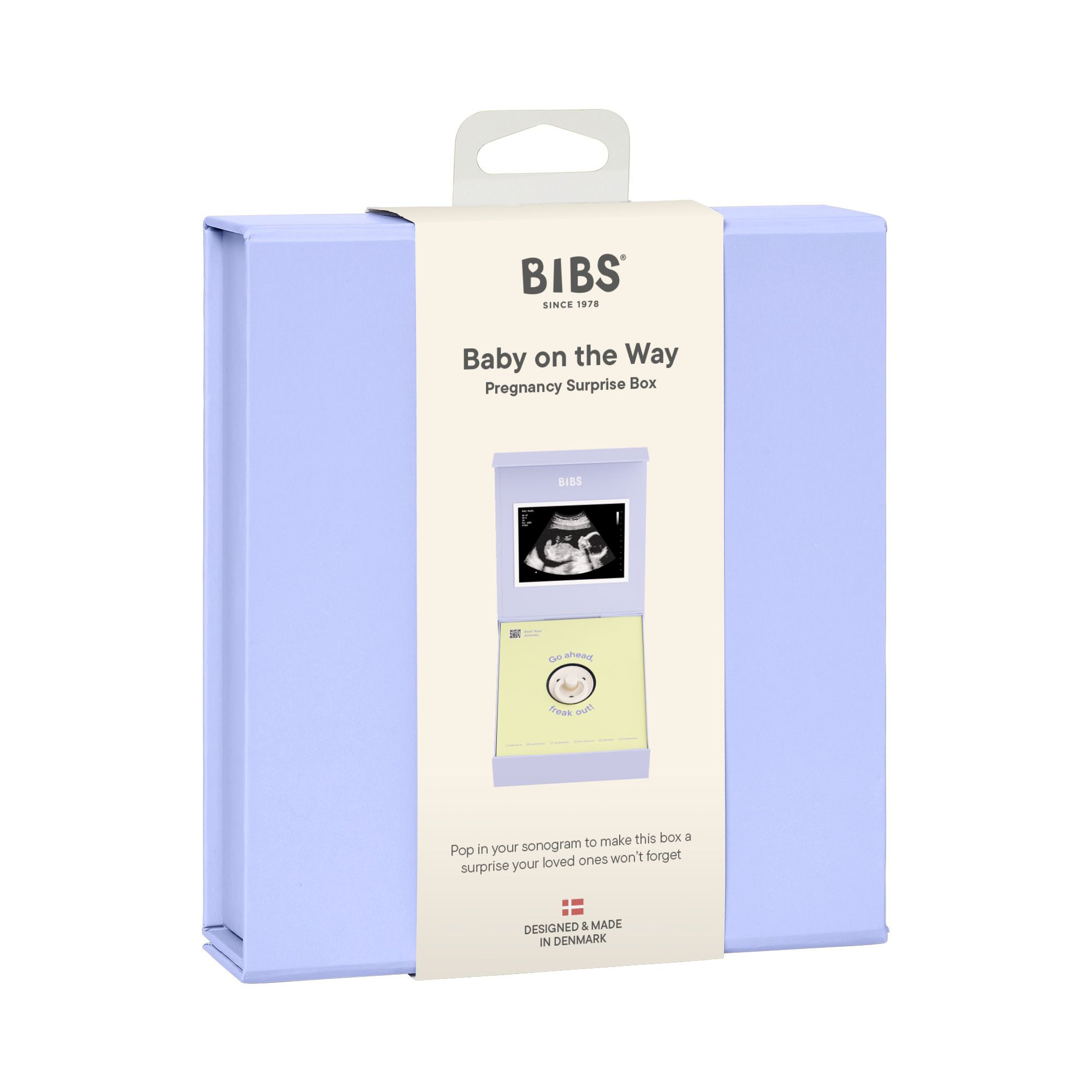 Coffret cadeau bleu clair avec impression. "Baby on the Way" est écrit sur le devant.