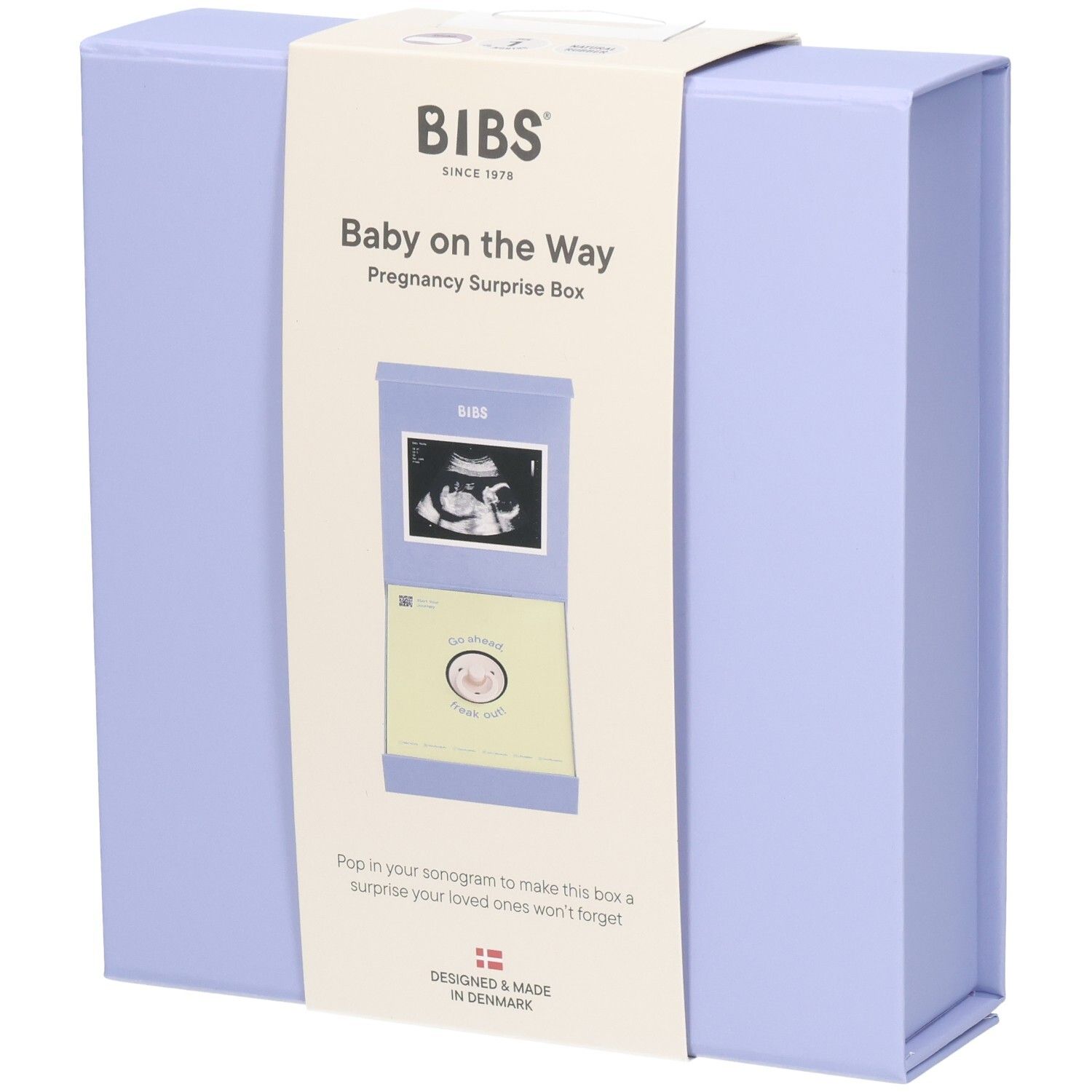 Coffret cadeau bleu clair avec impression. "Baby on the Way" est écrit sur le devant. Contient un emplacement pour une échographie.