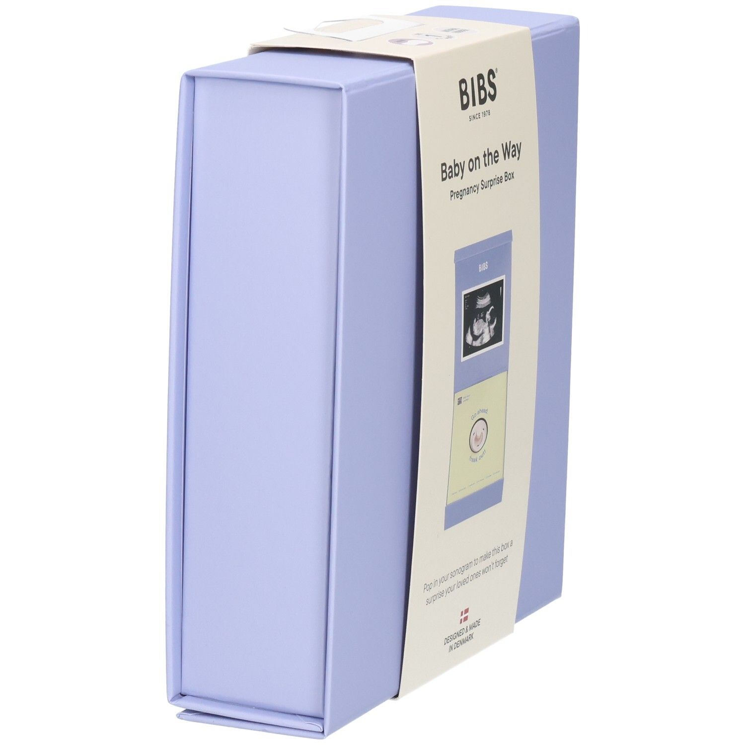 Coffret cadeau bleu clair, vu en biais. "Baby on the Way" est écrit sur le devant.