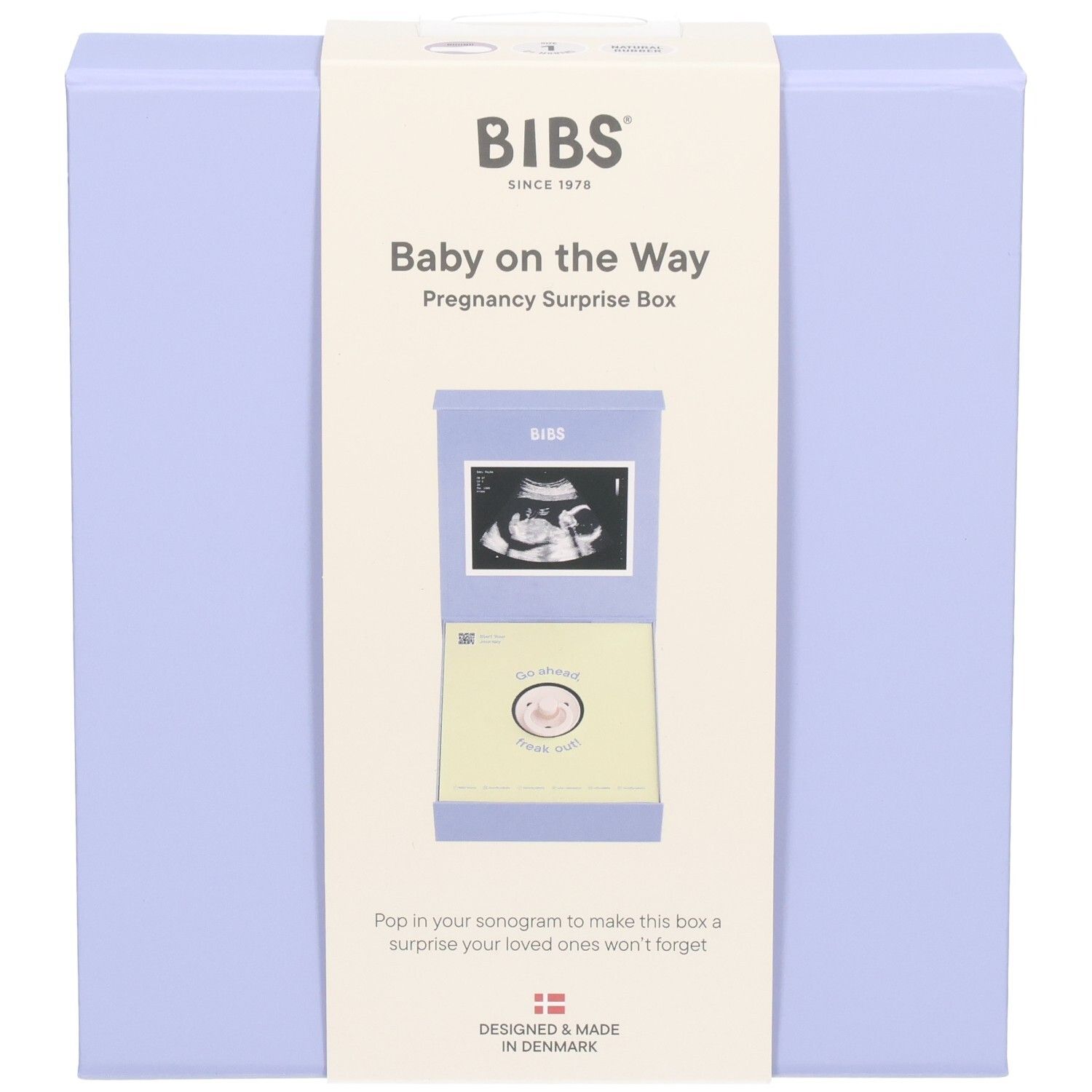 Coffret cadeau bleu clair avec impression. "Baby on the Way" est écrit sur le devant. Contient un emplacement pour une échographie.