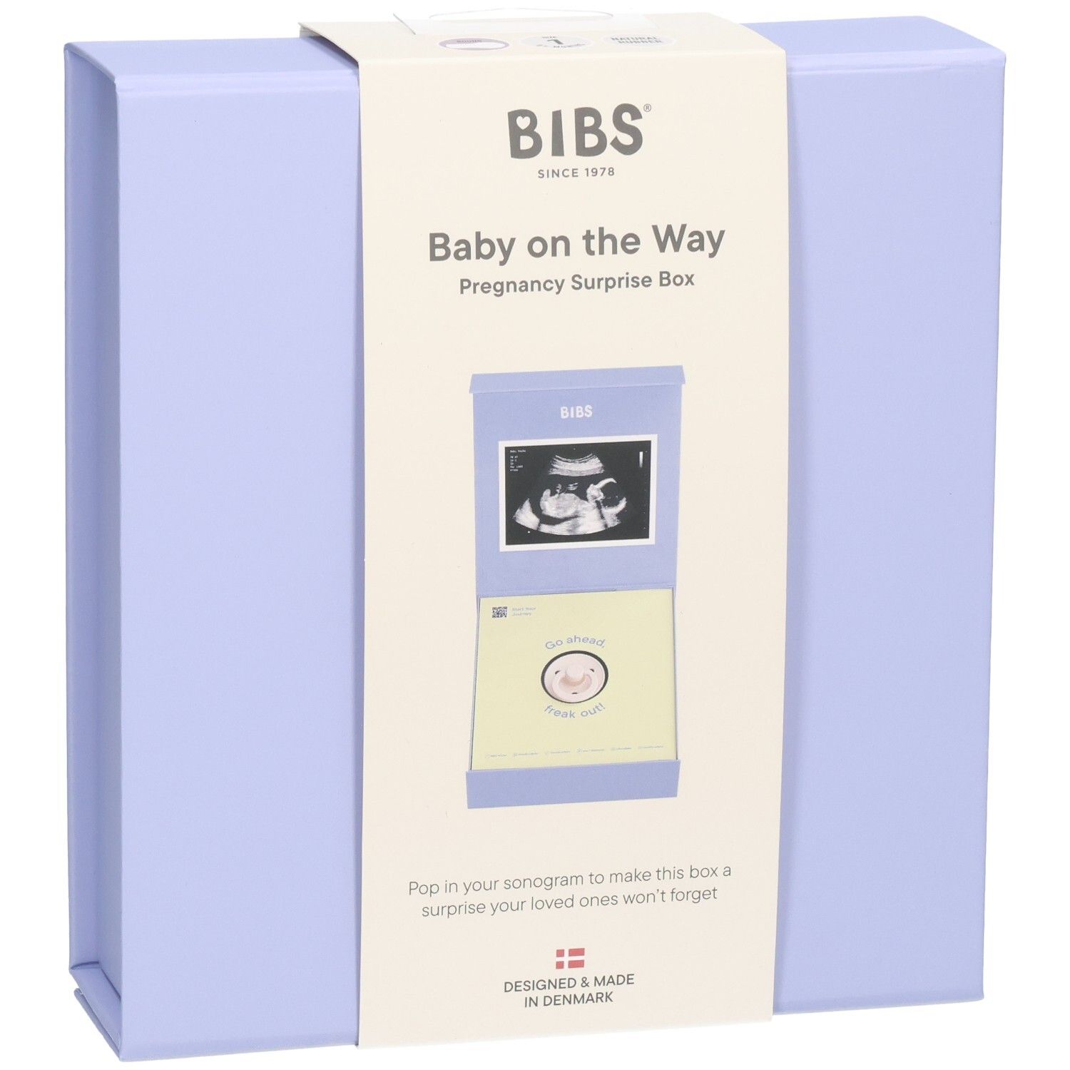 Coffret cadeau bleu clair avec impression. "Baby on the Way" est écrit sur le devant. Contient un emplacement pour une échographie.