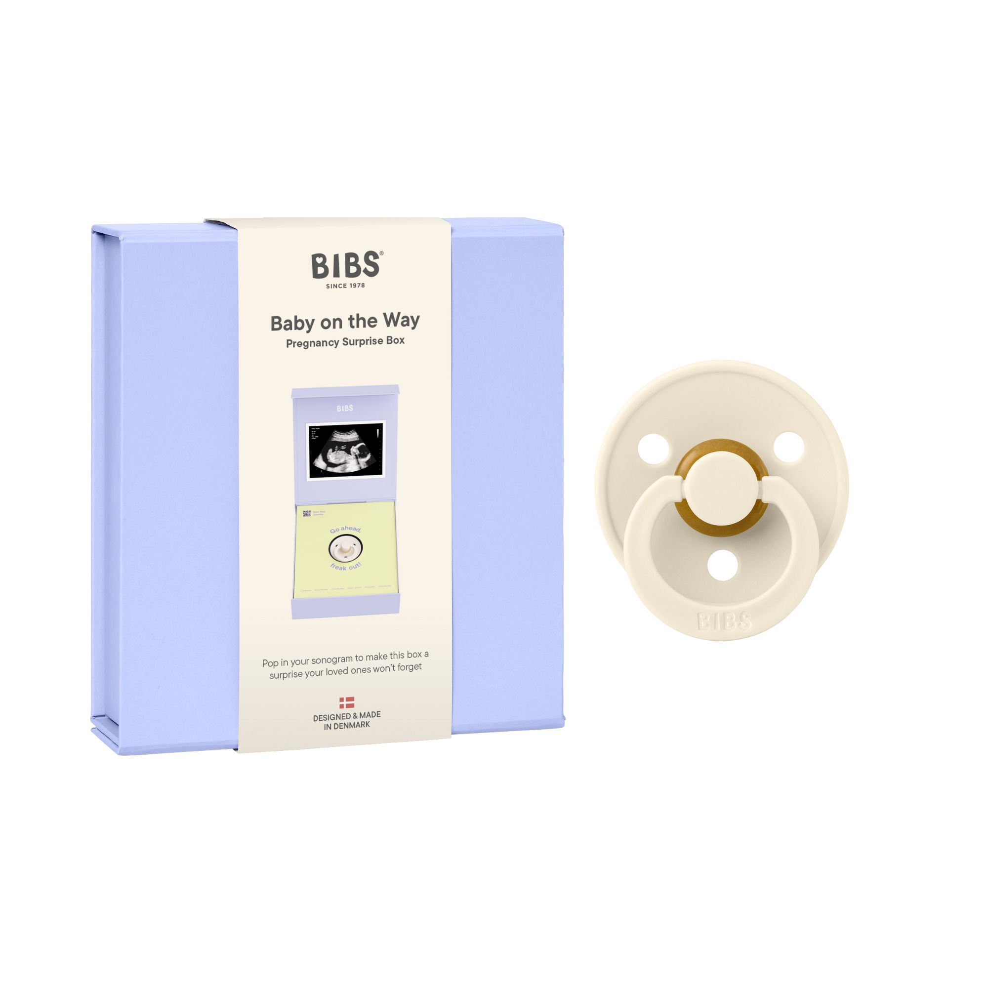 Coffret cadeau bleu clair avec tétine et impression. "Baby on the Way" est écrit sur le devant.