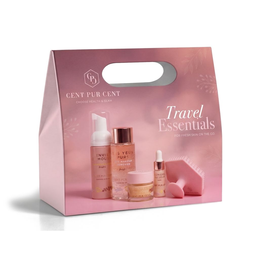 Coffret Cent Pur Cent Travel Essentials avec quatre soins et un applicateur brosse nettoyante dans une boîte rose.