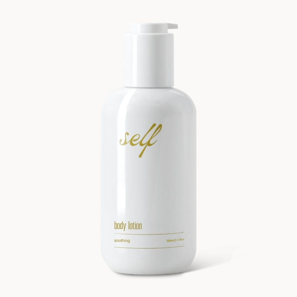 Flacon blanc avec pompe, 'self body lotion' imprimé en doré.