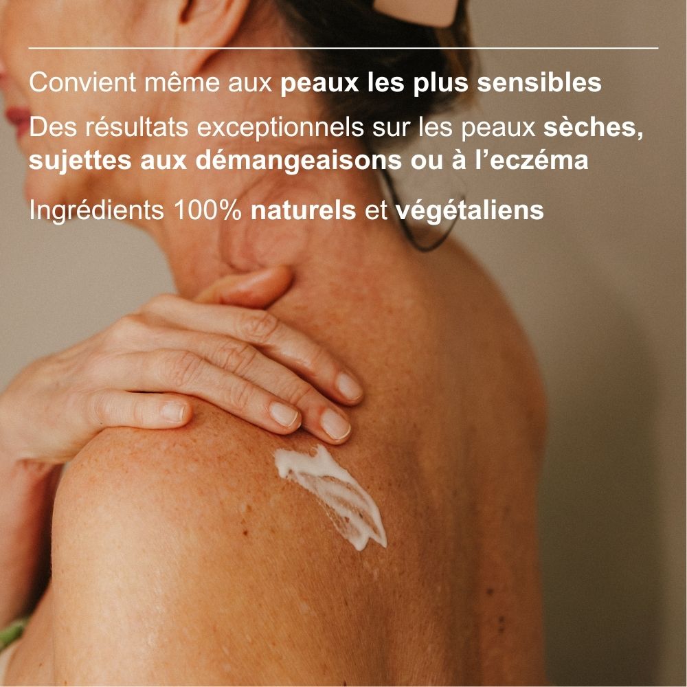 Arrière d'un flacon de lotion blanc avec pompe, texte doré sur les ingrédients et sceaux.