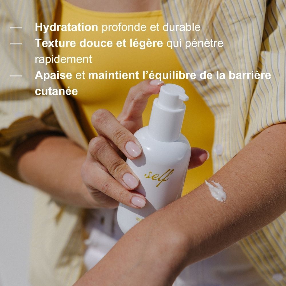 Arrière d'un flacon de lotion blanc avec pompe, texte doré avec informations produit et sceaux.