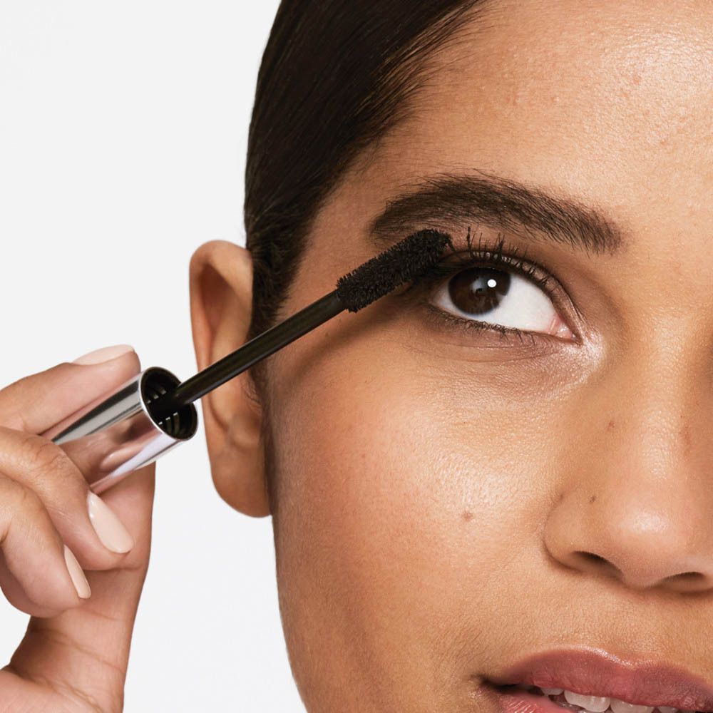 Clinique Lash + Lip Duo : Rouge à lèvres rouge et mascara noir, présentés séparément.