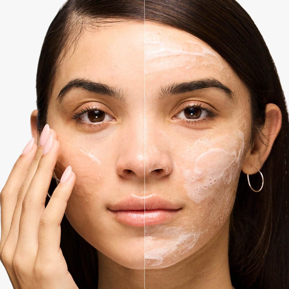 Produits Clinique Moisture Surge : nettoyant, sérum, crème hydratante.