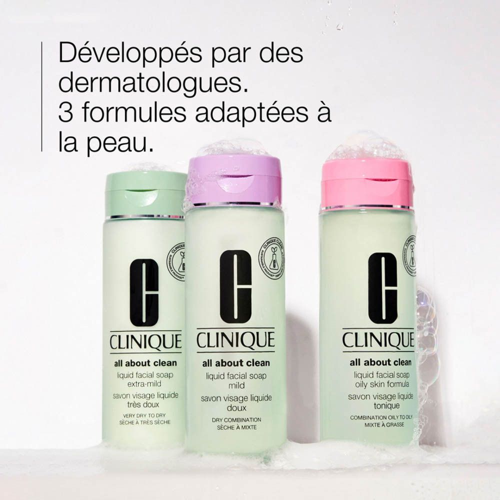 Dés de sucre sur une surface transparente avec du gel.