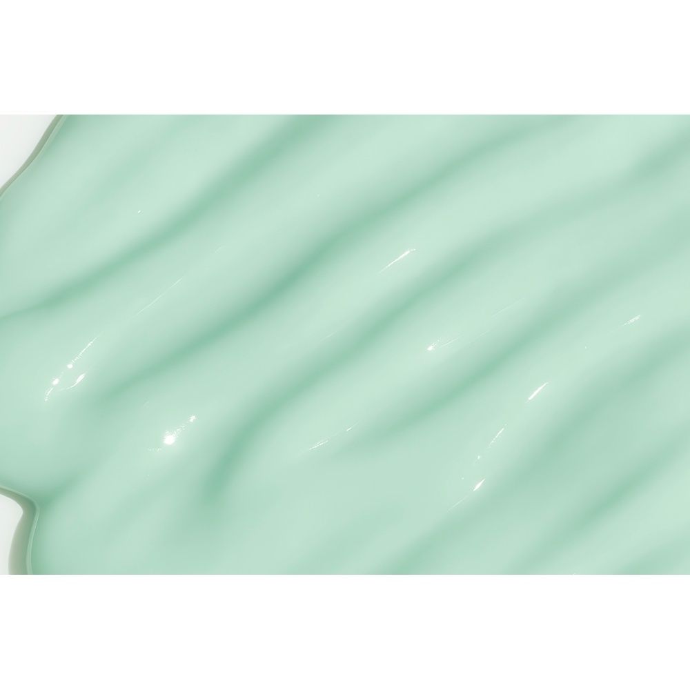 Une main tenant un tube Heliocare UV Repair Gel-Crème sur fond blanc.