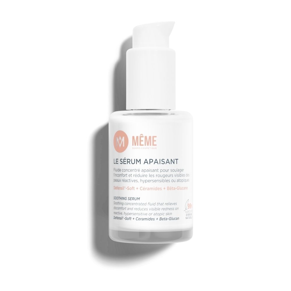 Flacon pompe blanc avec sérum apaisant, 30ml. Étiquetage français.