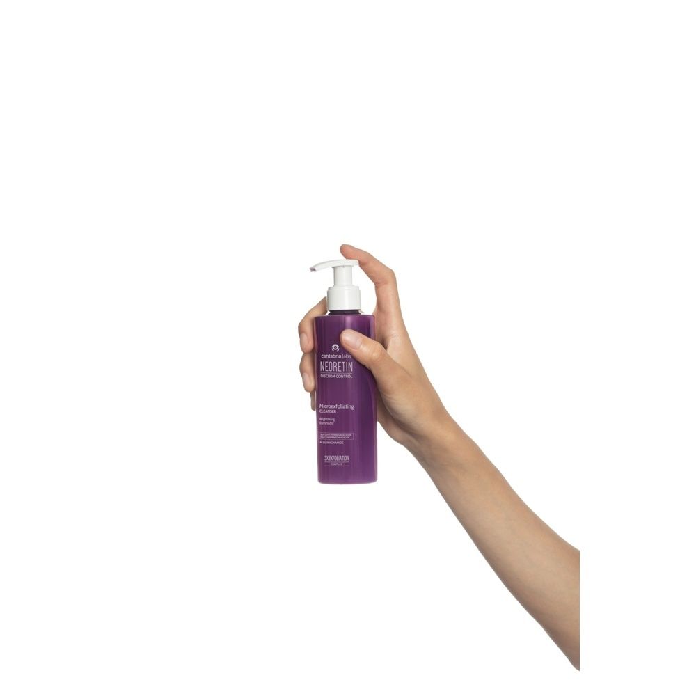 Arrière du nettoyant micro-exfoliant Neoretin Discrom Control avec code-barres et informations produit.
