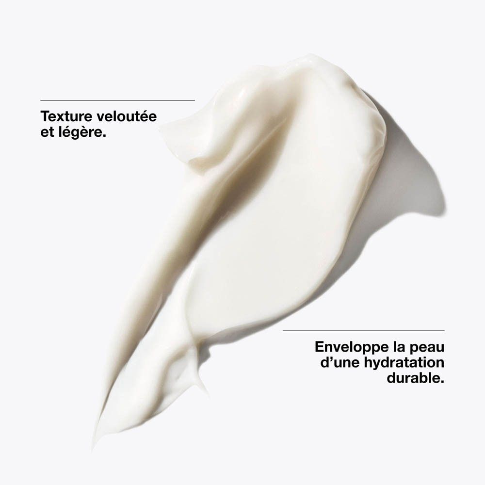 Texture crémeuse étalée sur une surface. Les étiquettes indiquent une texture veloutée, légère et une hydratation durable.