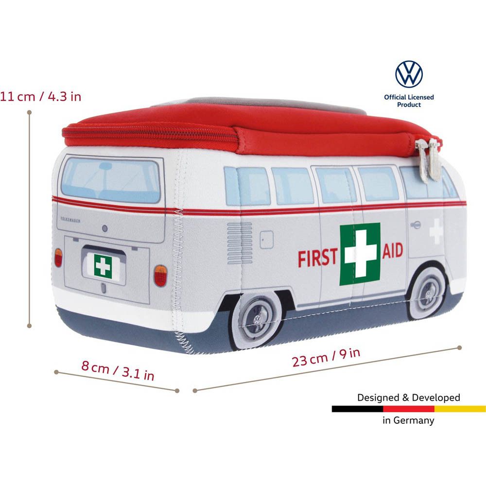 Trousse de premiers soins en combi VW, vue latérale avec "First Aid" et croix.