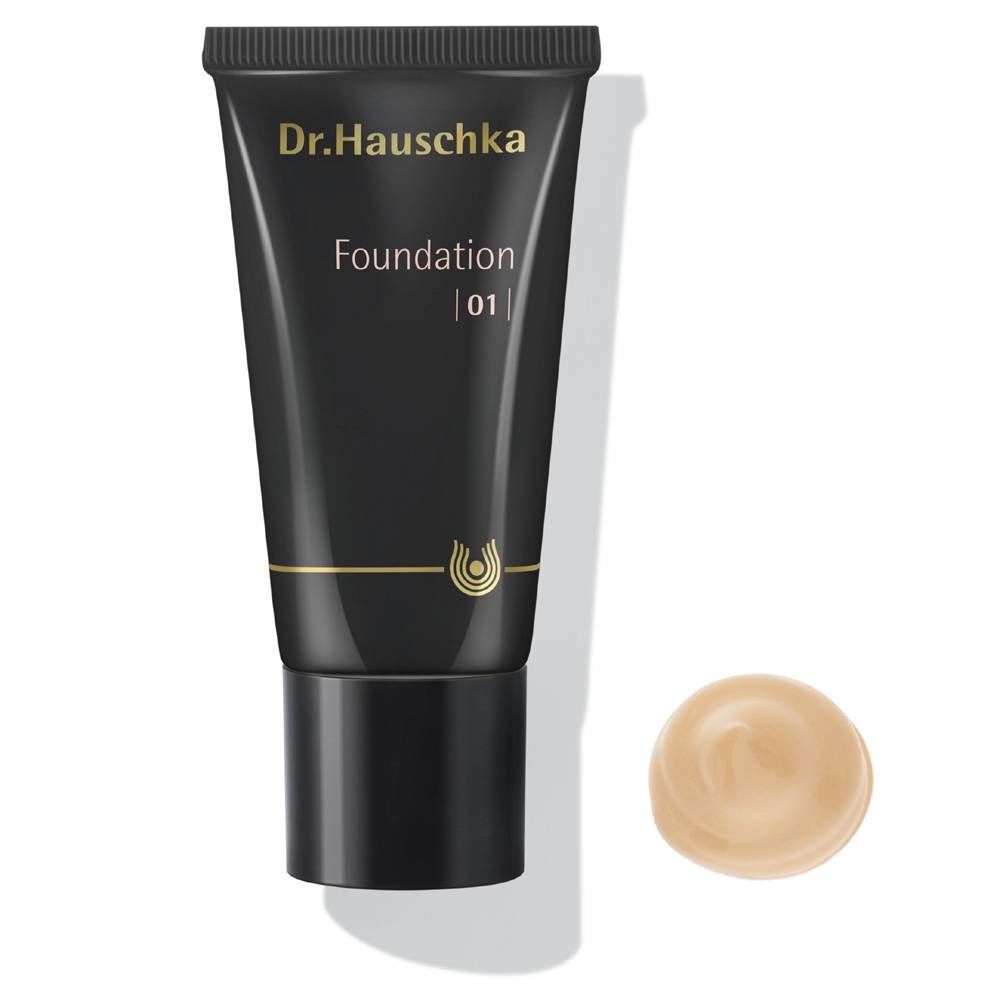 Tube noire avec inscription Dr. Hauschka, Foundation 01. À côté, une goutte de fond de teint.
