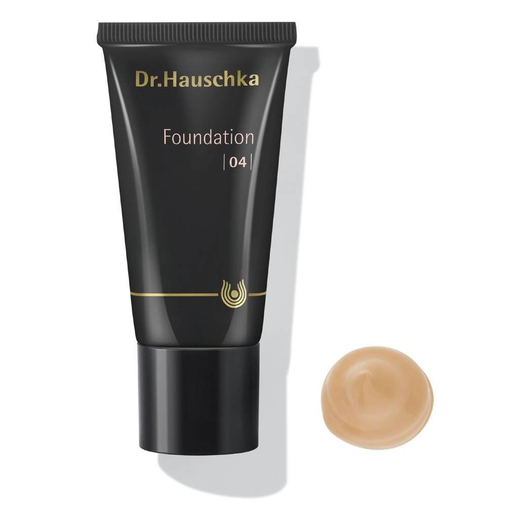 Tube noire avec inscription Dr. Hauschka, Foundation 04. À côté, une goutte de fond de teint.
