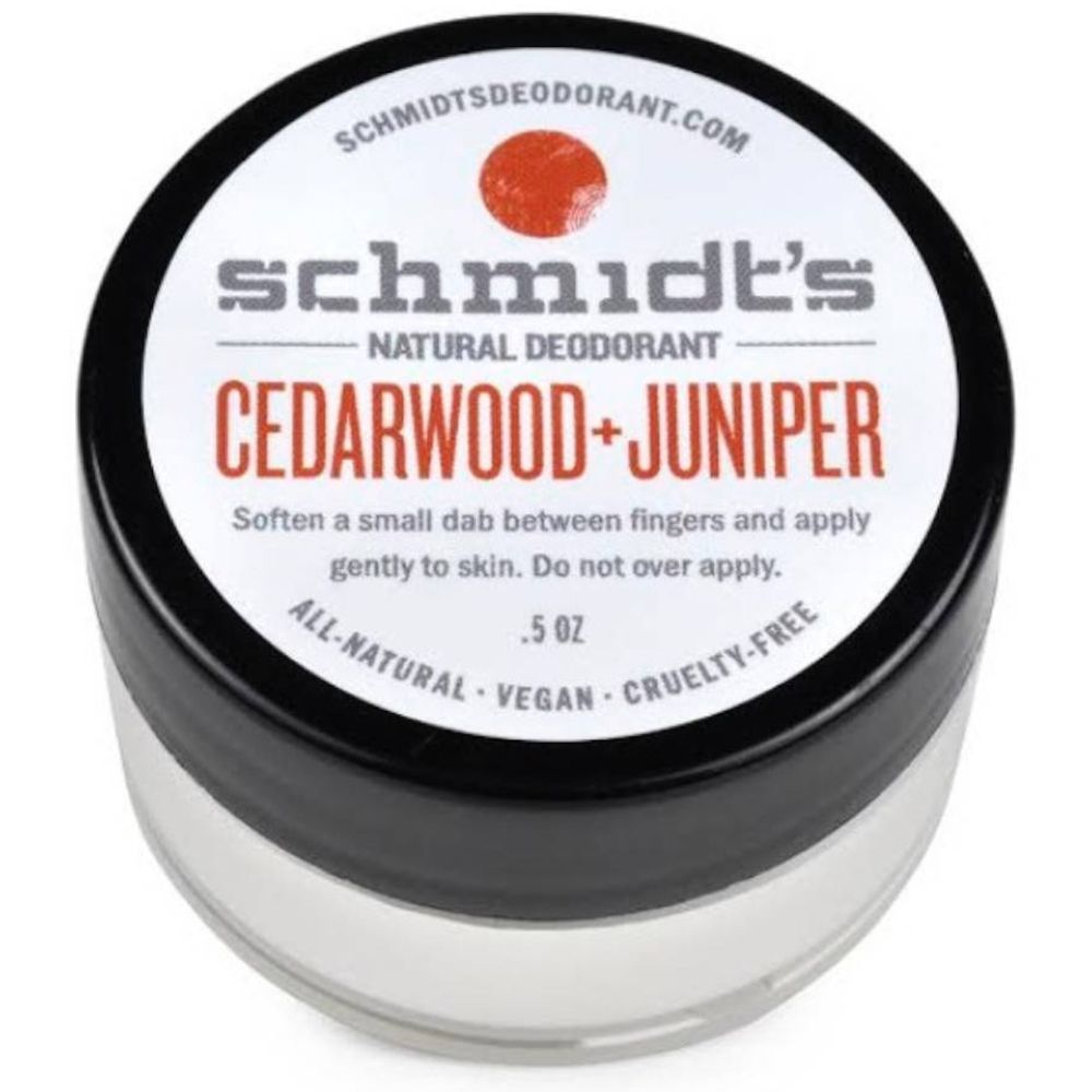 Pot rond avec couvercle noir. Inscription : Schmidt's Natural Deodorant Cedarwood + Juniper. Vegan, sans cruauté.